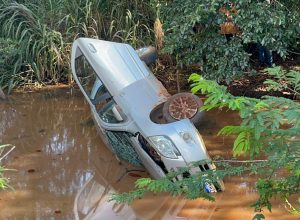 carro-capota-e-para-dentro-de-riacho-na-pr-180-em-cascavel