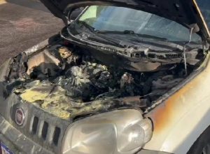 pane-eletrica-provoca-incendio-e-destroi-motor-de-carro-em-cascavel