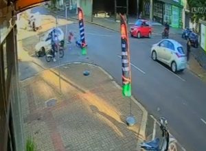 cameras-registram-acidente-que-deixou-motociclista-ferido-no-centro-de-cascavel