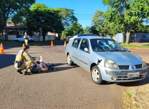 mulher-fica-ferida-em-acidente-entre-carro-e-moto-na-avenida-olindo-periolo