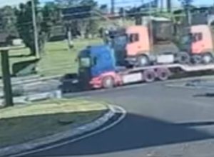 camera-registra-caminhao-batendo-contra-carro-em-acidente-no-trevo-do-portal-em-cascavel