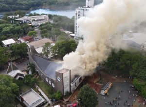 incendio-atinge-a-catedral-san-blas-e-provoca-decreto-de-emergencia-em-ciudad-del-este
