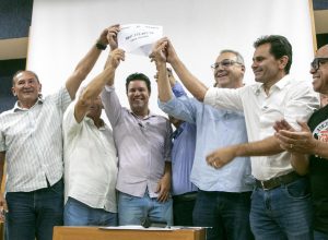 secretario-das-cidades,-guto-silva,-assina-convenio-para-ponte-estaiada-em-toledo