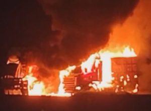 batida-entre-caminhoes-provoca-incendio-e-interdita-br-277-em-guaraniacu