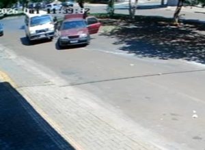 homens-armados-assaltam-van-que-transportava-mercadorias;-veja-o-momento-do-assalto