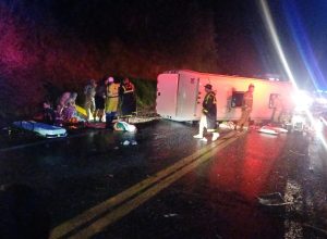 tombamento-de-micro-onibus-deixa-um-morto-e-varios-feridos-na-br-277-em-irati