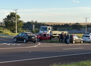 caminhao-se-envolve-em-acidente-na-br-277-em-cascavel