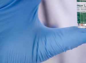 comeca-vacinacao-de-1,2-milhao-de-profissionais-de-saude-contra-dengue