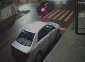 homem-morre-apos-batida-entre-carros-no-centro-de-nova-aurora