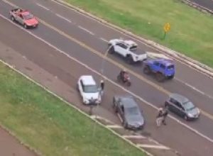 video-mostra-momento-de-abordagem-a-veiculo-com-celulares-escondidos-na-lataria