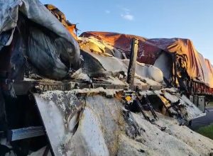 caminhao-com-arroz-pega-fogo-na-br-277-em-santa-tereza-do-oeste