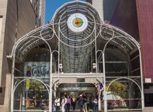 rua-24-horas,-simbolo-urbano-de-curitiba,-atravessa-decadas-e-busca-novo-protagonismo