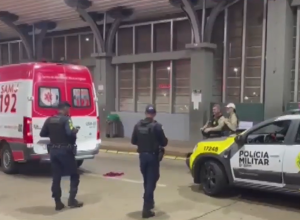 suspeito-volta-a-cena-e-tenta-esfaquear-vitima-novamente-diante-da-policia-em-cascavel