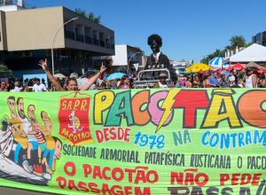 bloco-pacotao-traz-irreverencia-no-ultimo-dia-do-carnaval-em-brasilia
