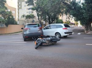 batida-entre-carro-e-moto-deixa-dois-feridos-em-cruzamento-no-centro-de-cascavel