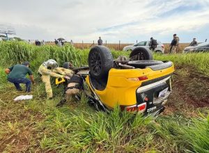 pm-morre-e-outro-fica-ferido-apos-viatura-capotar-na-pr-323