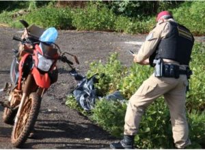 motociclista-e-encontrado-morto-as-margens-da-rodovia-em-campo-mourao