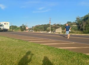 pedestres-arriscam-travessia-em-meio-ao-transito-intenso-na-br-277-em-cascavel