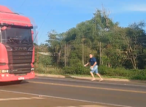 moradores-arriscam-a-vida-ao-atravessar-a-br-277-no-bairro-turisparque