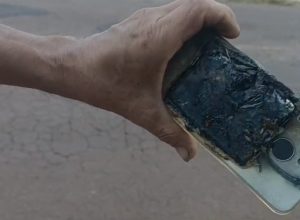 cao-ataca-pedestre-e-forca-da-mordida-explode-celular-da-vitima-que-estava-no-bolso