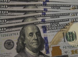 dolar-sobe-para-r$-5,24-em-meio-a-tensoes-entre-eua-e-ira