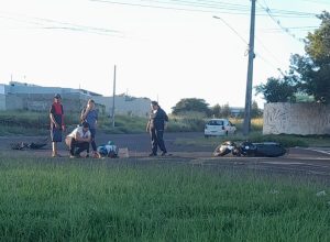 colisao-entre-carro-e-moto-deixa-mulher-ferida-em-cascavel