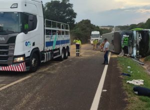 onibus-tomba-apos-batida-traseira-com-caminhao-na-br-277-em-sao-miguel-do-iguacu