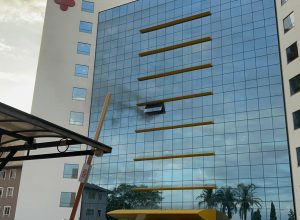 incendio-atinge-predio-de-complexo-de-saude-na-rua-minas-gerais,-em-cascavel