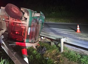motorista-morre-apos-tombamento-de-caminhao-na-br-376,-em-ipiranga