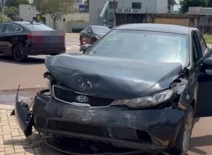 acidente-deixa-danos-materiais-em-veiculos-no-centro-de-cascavel