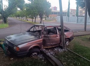 motorista-abandona-carro-apos-bater-contra-poste-no-bairro-tropical,-em-cascavel
