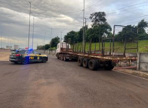 prf-recolhe-caminhao-em-mas-condicoes-de-trafegabilidade-na-unidade-de-cascavel