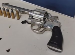 homem-e-preso-com-arma-de-fogo-em-restaurante-no-centro-civico-de-foz-do-iguacu