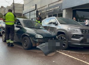 mulher-e-detida-por-embriaguez-apos-bater-carro-em-frente-a-transitar