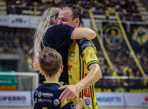 final-dos-sonhos:-felipe-se-despede-do-futsal-com-homenagens,-choro-e-titulo