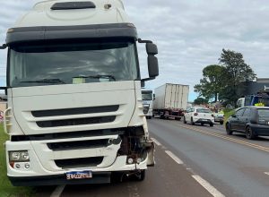 carro-tenta-fazer-retorno-irregular-e-e-atingido-por-caminhao-na-br-277-em-cascavel