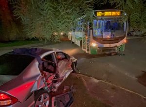 acidente-entre-onibus-e-carro-deixa-motorista-ferido-no-cruzamento-das-ruas-parecis-e-carijos