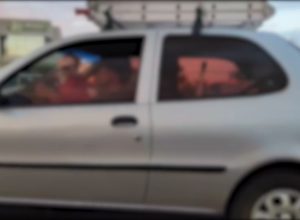 flagrante-mostra-crianca-sendo-transportada-sem-cadeirinha-em-cascavel