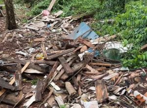 moradora-e-multada-apos-ser-flagrada-jogando-entulho-em-terreno-baldio-em-cascavel