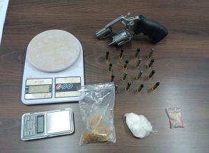 policia-civil-cumpre-mandado-de-prisao-e-apreende-arma-e-drogas-em-interlagos