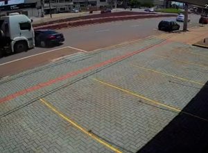 camera-registra-caminhao-arrastando-carro-apos-acidente-na-avenida-carlos-gomes