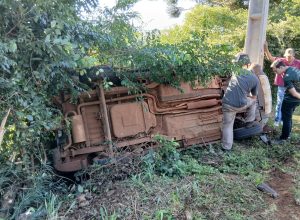 carro-capota-em-acidente-envolvendo-tres-veiculos-na-estrada-rio-da-paz