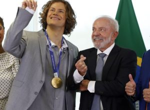 lula-recebe-lucas-pinheiro,-medalha-de-ouro-nos-jogos-de-inverno
