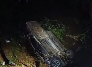 carro-cai-dentro-de-rio-apos-acidente-na-pr-180-em-cascavel