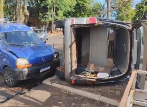 acidente-seguido-de-tombamento-e-registrado-no-bairro-campos-do-iguacu,-em-foz-do-iguacu