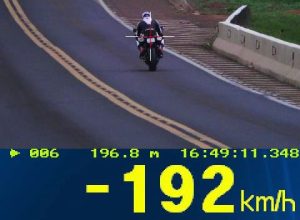 motociclista-e-flagrado-a-192-km/h-durante-fiscalizacao-de-velocidade-na-br-277,-em-guarapuava