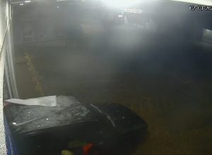 camera-flagra-criminosos-invadindo-farmacia-com-carro-em-cascavel