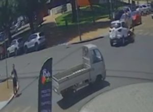 motociclista-fica-ferido-apos-furar-a-preferencial-e-bater-na-lateral-de-carro;-veja-o-video