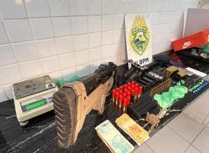 policia-prende-dupla-com-drogas,-armas-e-mais-de-r$-2-mil-em-dinheiro-em-cascavel
