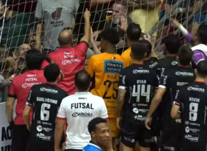 vini-jr.-se-solidariza-com-goleiro-de-futsal-do-joinville-apos-caso-de-racismo